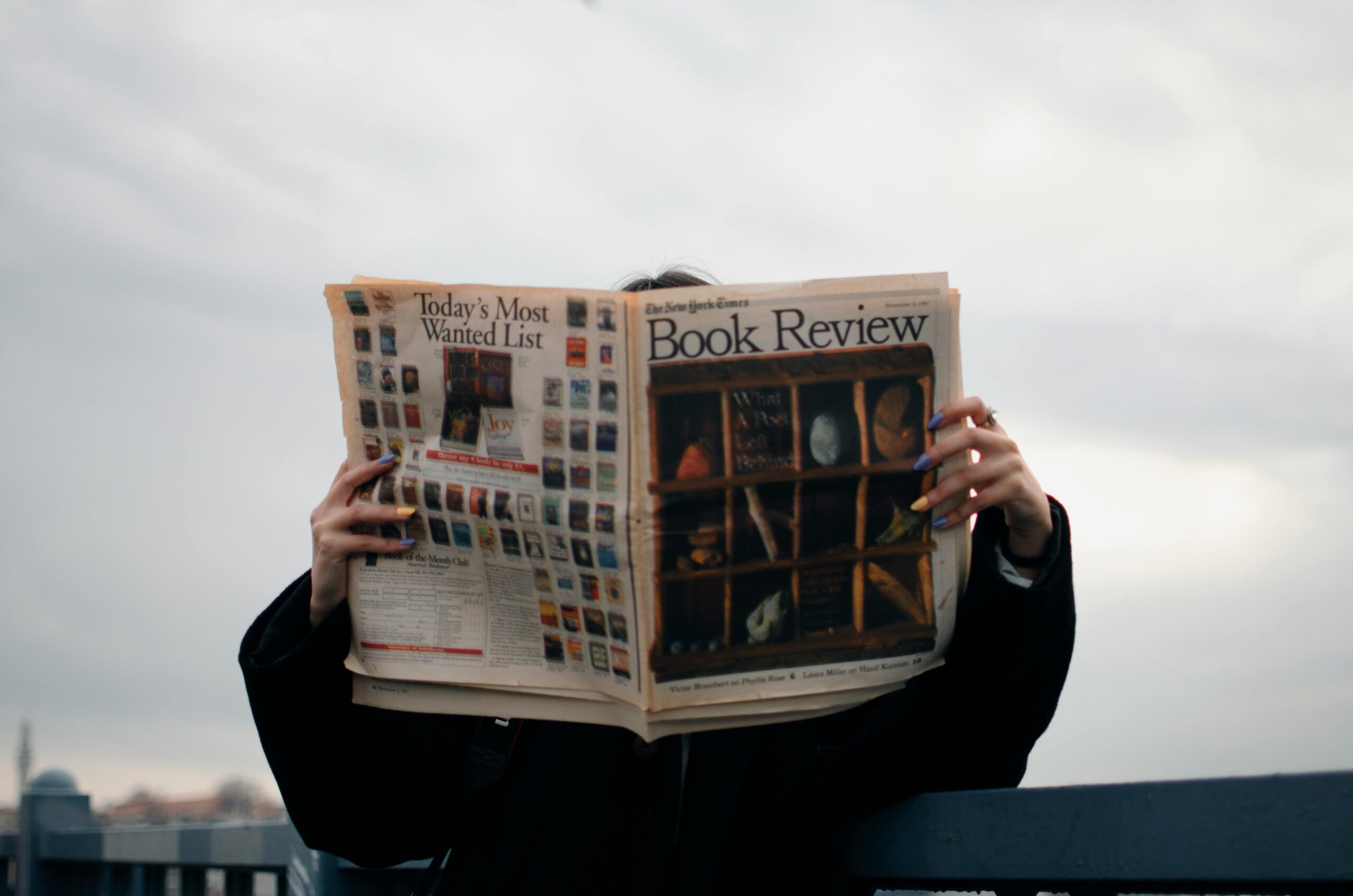 a person holding a newspaper. Reseñas