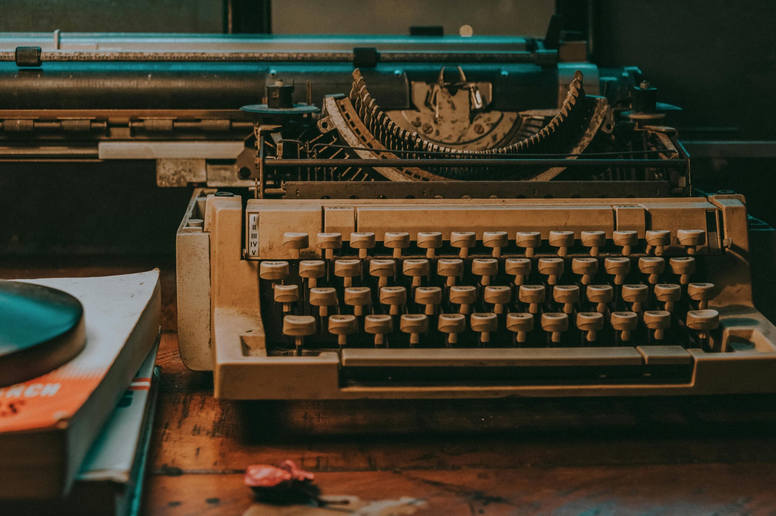 a typewriter on a table. Tips de Escritor